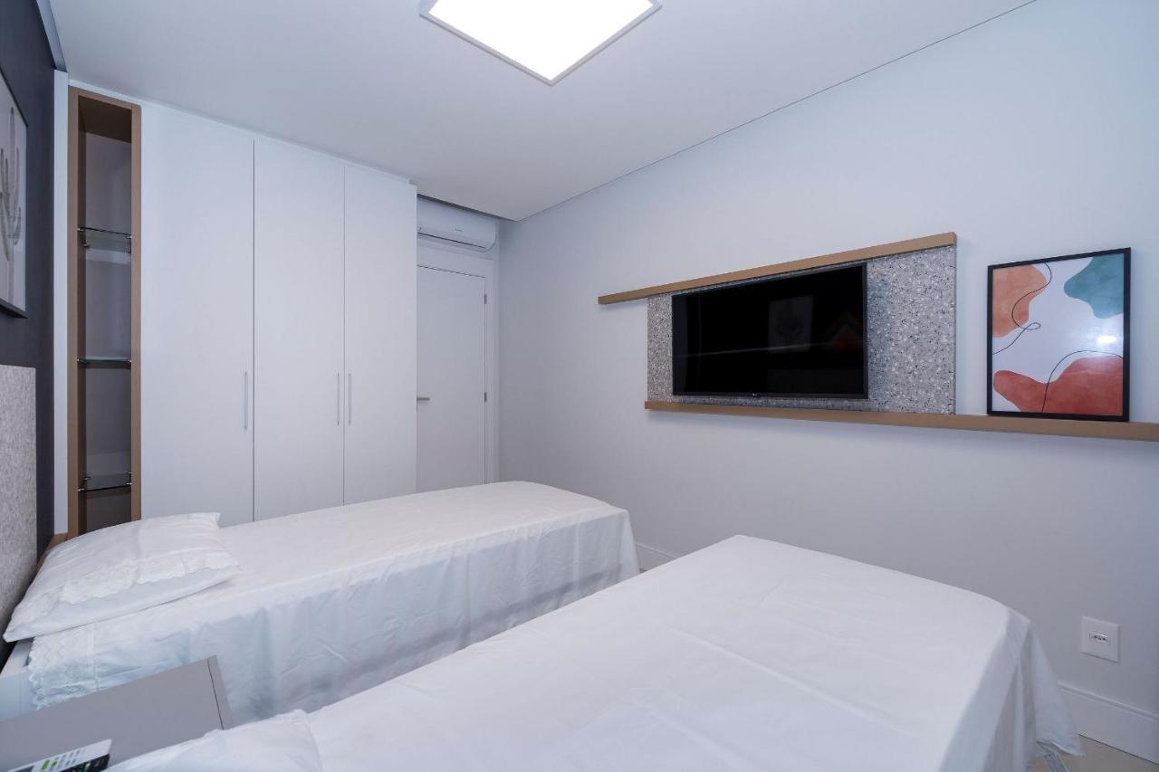 Adra 301 - Apartamento no centro de Bombinhas - Rooftop com piscina e academia - À poucos metros da praia Esterno foto
