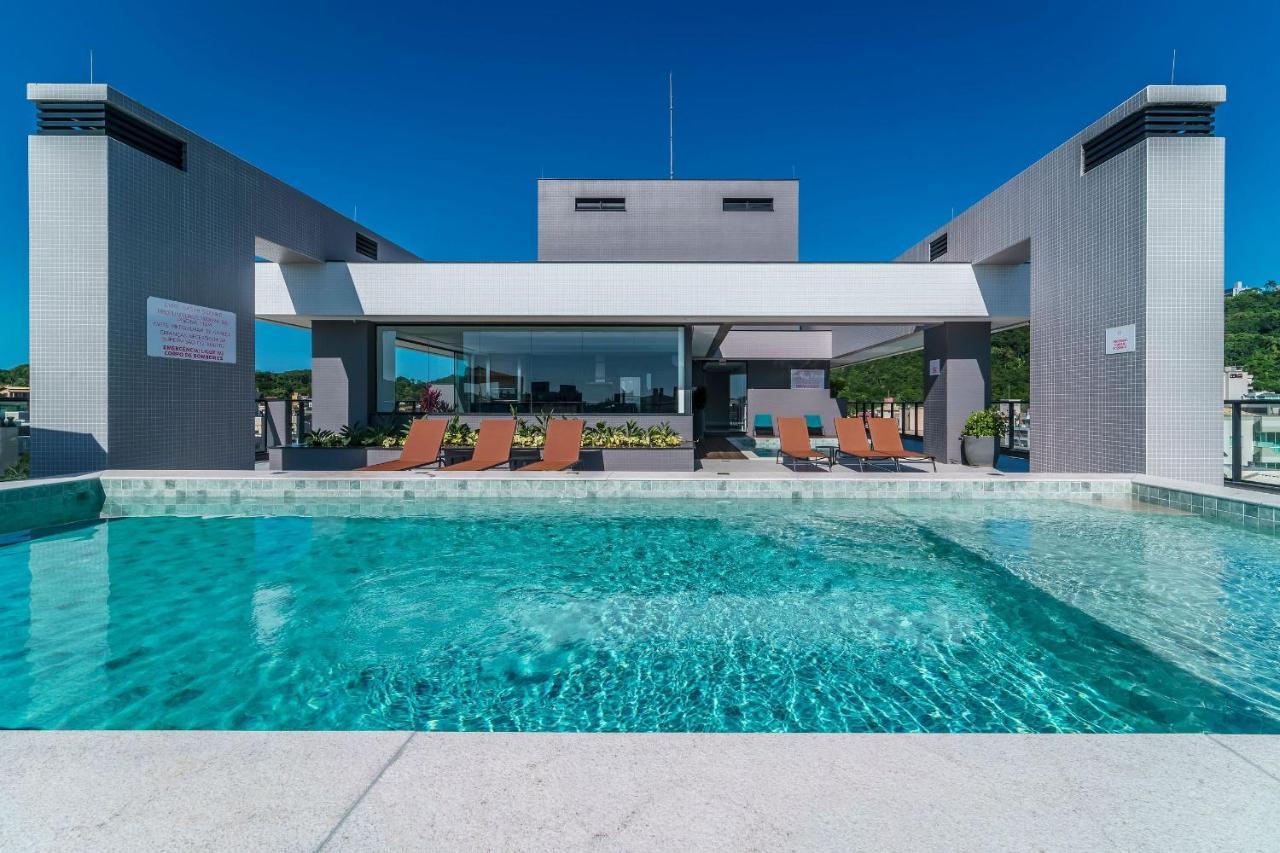Adra 301 - Apartamento no centro de Bombinhas - Rooftop com piscina e academia - À poucos metros da praia Esterno foto