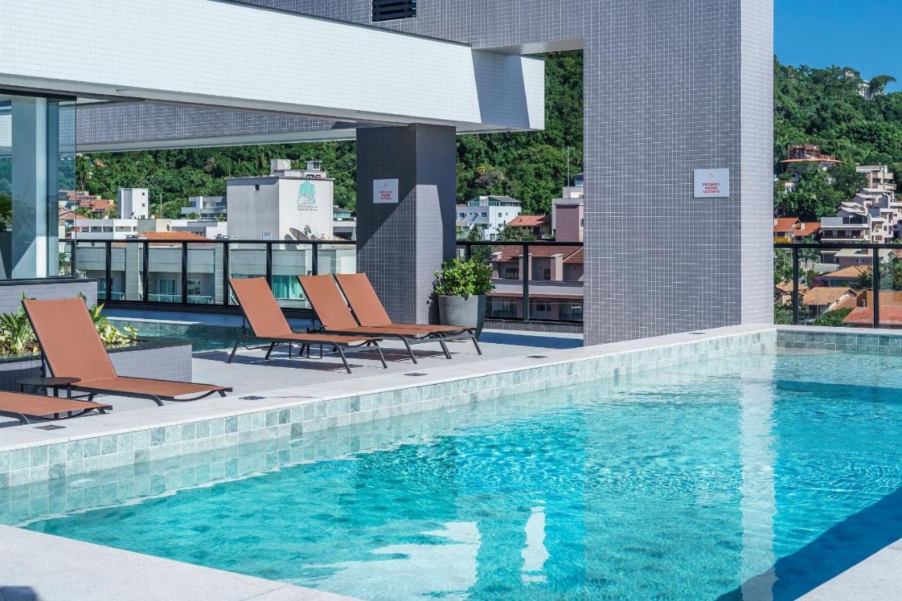 Adra 301 - Apartamento no centro de Bombinhas - Rooftop com piscina e academia - À poucos metros da praia Esterno foto