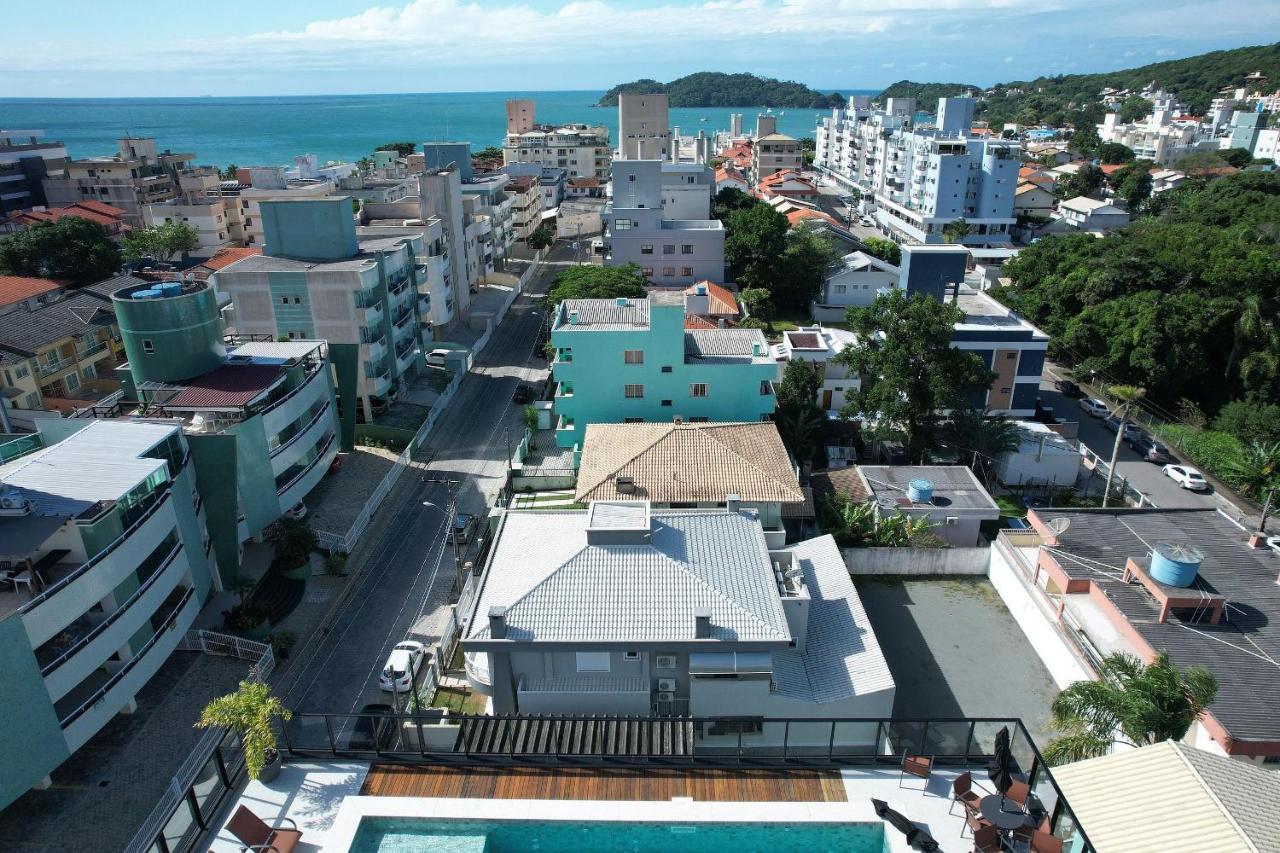 Adra 301 - Apartamento no centro de Bombinhas - Rooftop com piscina e academia - À poucos metros da praia Esterno foto