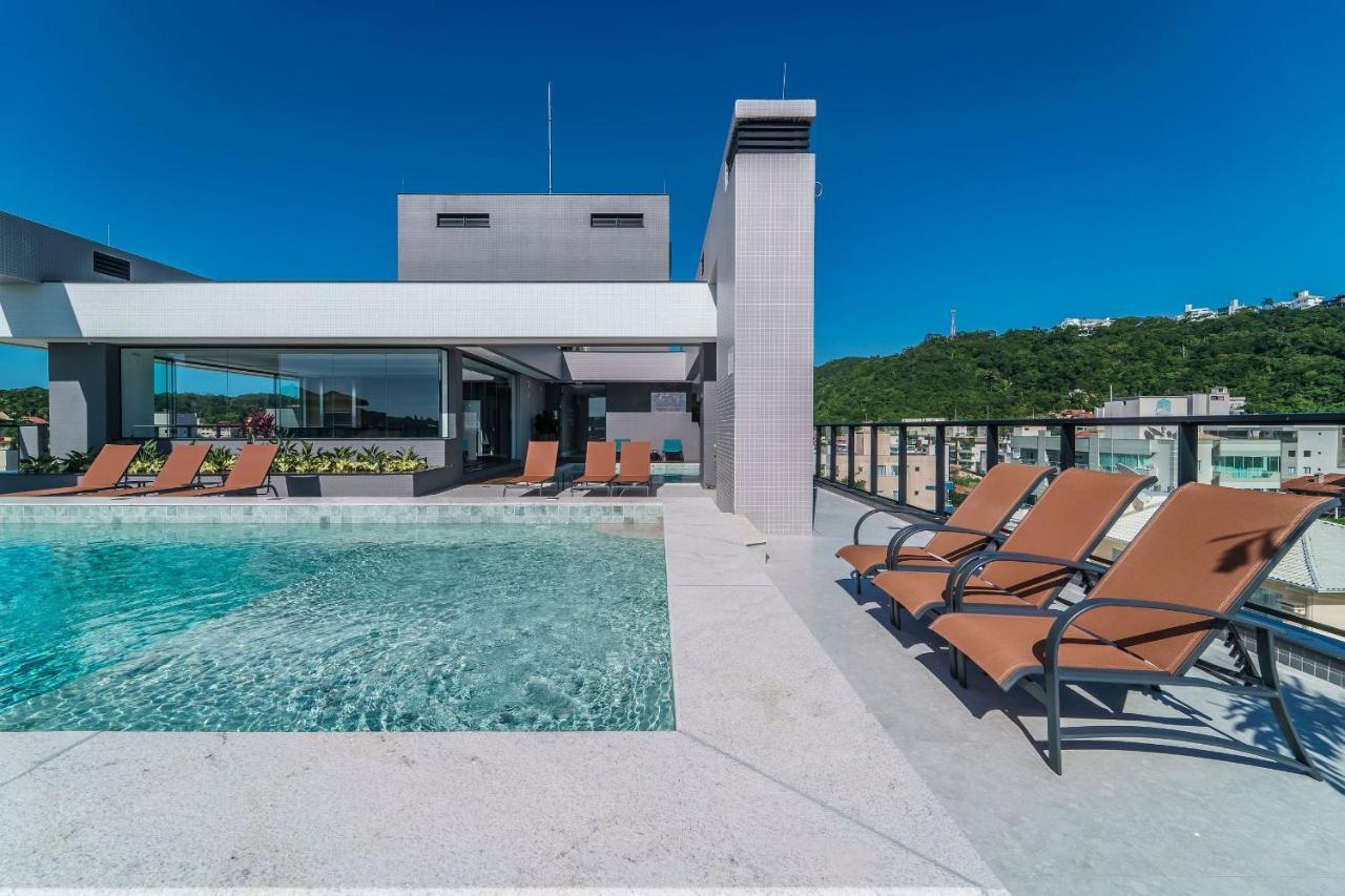 Adra 301 - Apartamento no centro de Bombinhas - Rooftop com piscina e academia - À poucos metros da praia Esterno foto