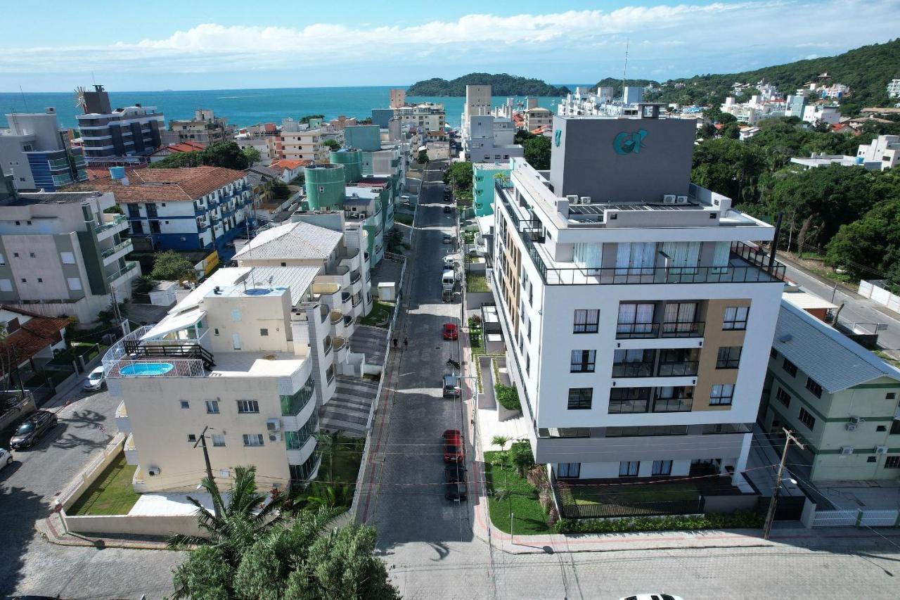 Adra 301 - Apartamento no centro de Bombinhas - Rooftop com piscina e academia - À poucos metros da praia Esterno foto