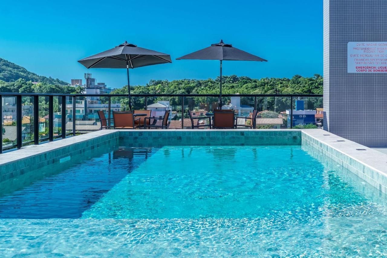 Adra 301 - Apartamento no centro de Bombinhas - Rooftop com piscina e academia - À poucos metros da praia Esterno foto